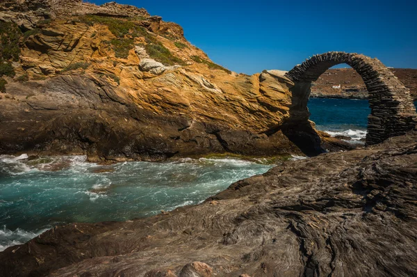 Puente antiguo a la pequeña isla, Andros — Foto de Stock