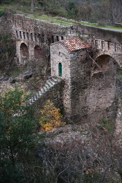 Puente viejo con pequeña capilla en Karytaina —  Fotos de Stock