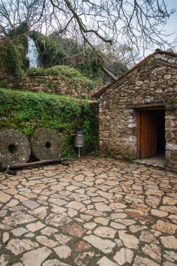 Eski evde Lousias Gorge