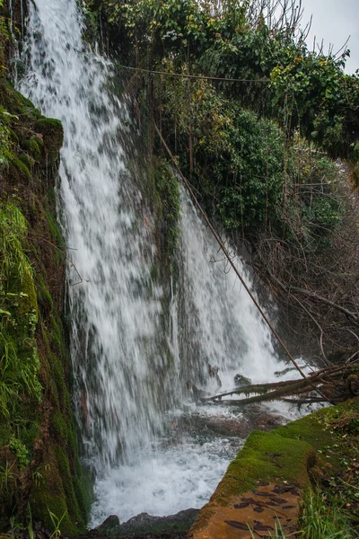 Cascade dans les gorges de Lousias — Photo