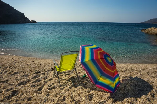 Parasolem i krzesła na plaży — Zdjęcie stockowe