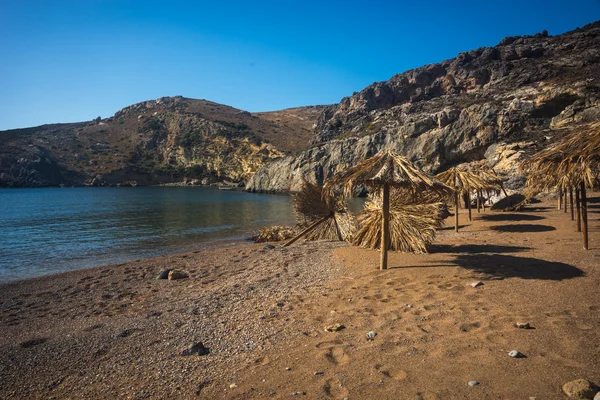 Paisagem pitoresca do mar com guarda-chuvas — Fotografia de Stock