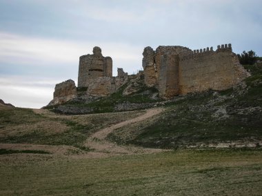 Fuentiduena bir ortaçağ kalesi kalıntıları ediyor