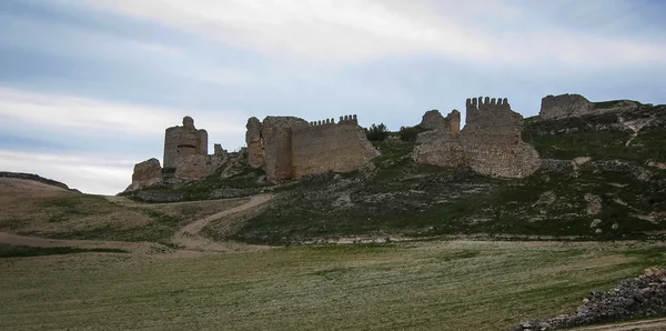 Fuentiduena bir ortaçağ kalesi kalıntıları ediyor — Stok fotoğraf