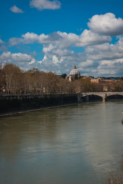 Paisaje en el río Tíber, Roma, Italia — Foto de Stock