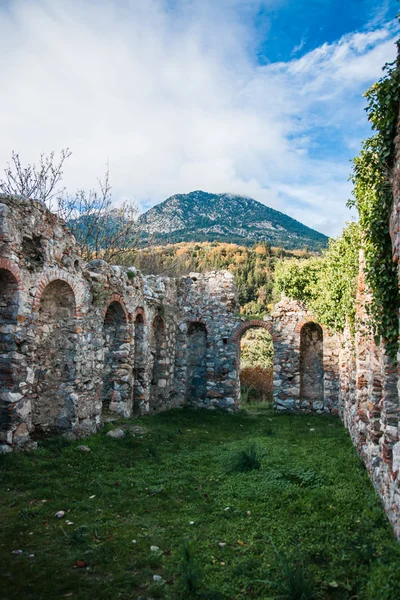 Ruïnes van het kasteel van de Byzantijnse stad van Mystras — Stockfoto