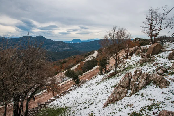 Χειμερινό τοπίο στα βουνά κοντά βάσσα — Φωτογραφία Αρχείου