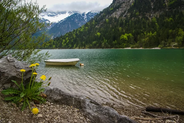 Landschaft mit See und Boot in Bayern — Stockfoto