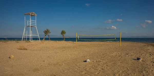 Волейбольная башня на песчаном пляже — стоковое фото