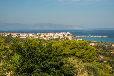 deniz manzarası ve Agistry Adası'nda cityscape