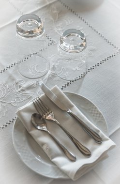 Kahvaltı için beyaz masa örtüsü üzerinde sofra