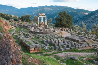 Apollon antik Yunan tapınağı kalıntıları