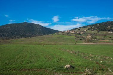 Yeşil ovalar ve dağlar Vitina çevresinde