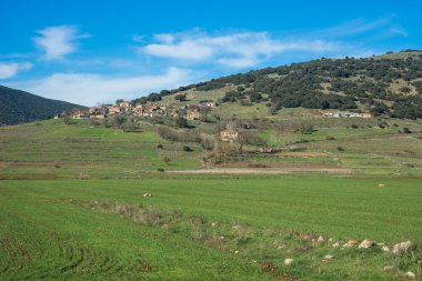 Yeşil ovalar ve dağlar Vitina çevresinde