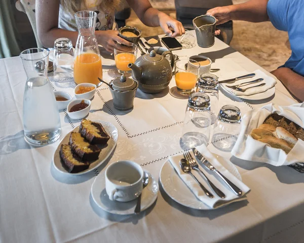 Louça em toalha de mesa branca para pequeno-almoço — Fotografia de Stock