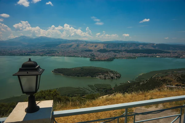 Pintoresca vista del lago desde la montaña — Foto de Stock