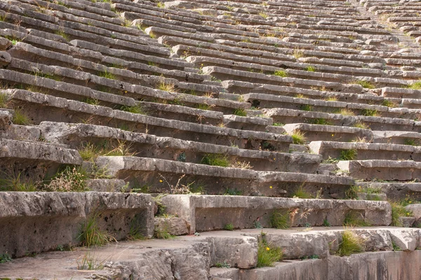 Ruinerna av antika grekiska teatern i Delfi — Stockfoto