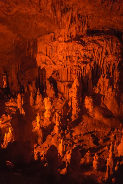 Stalaktyty i stalagmity w jaskini Perama — Zdjęcie stockowe