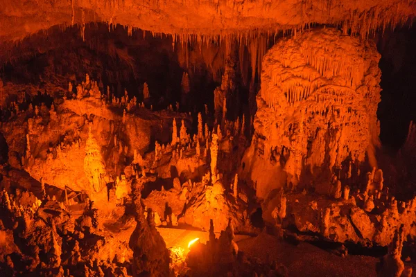 Stalaktitter og stalagmitter i hulen i Perama – stockfoto