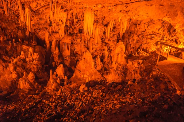 Stalaktiten und Stalagmiten in der Höhle von Perama — Stockfoto