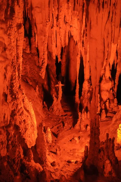 Estalactitas y estalagmitas en la cueva de Perama — Foto de Stock