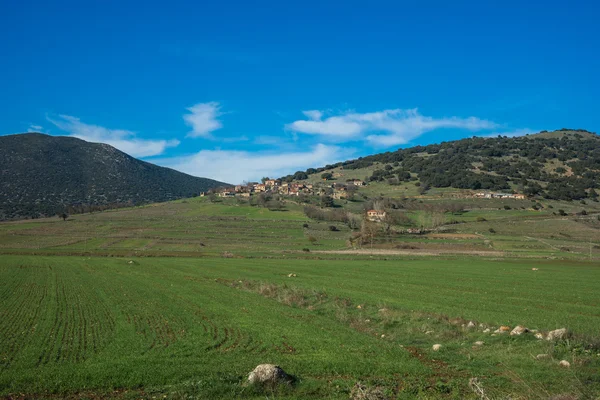 Green plains and mountains around Vitina — Stock Photo, Image