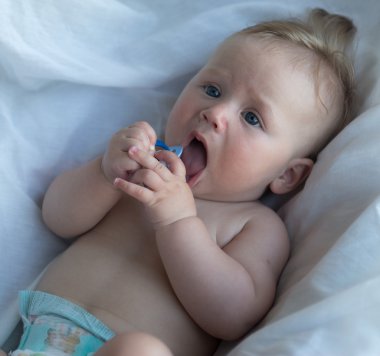 Emzik ile oynarken yürümeye başlayan çocuk