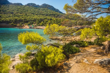 Deniz kıyısında ada Moni, Yunanistan