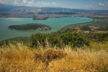 Dağ, Yunanistan gölden görünümünü