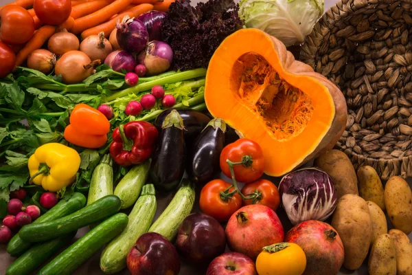 Nature morte avec légumes et fruits d'automne — Photo