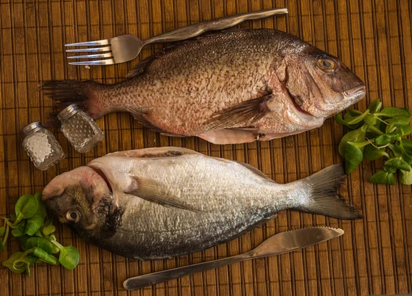 Natureza morta com peixe e talheres — Fotografia de Stock