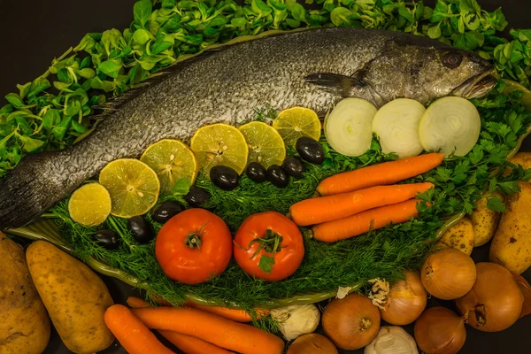 Bodegón con pescado, verduras y hierbas — Foto de Stock