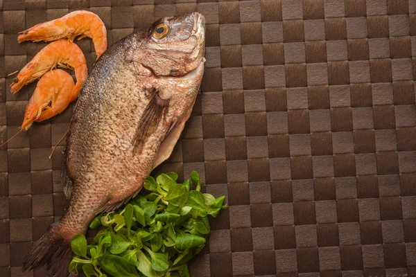 Bodegón con pescado, gambas y especias — Foto de Stock