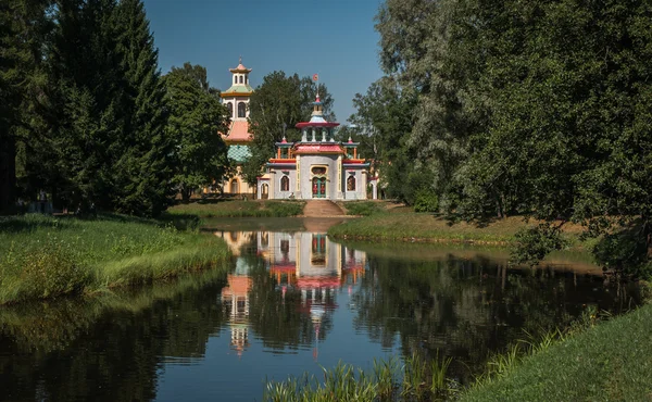 Large pond and Chinese pavilion in Pushkin — Stock Photo, Image