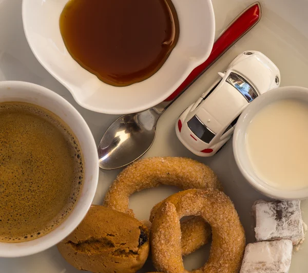 Sabah kahvaltı kahve ve süt ile