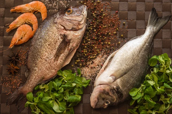 Balık, karides ve baharatlar ile natürmort — Stok fotoğraf