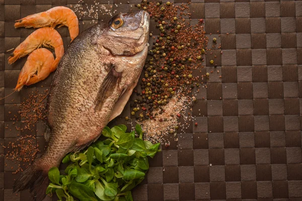 Bodegón con pescado, gambas y especias — Foto de Stock