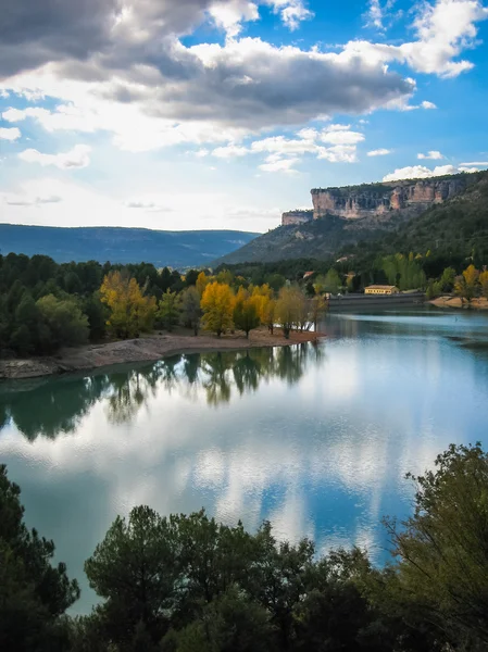 Vista al lago con árboles de colores otoñales y reflejos — Foto de Stock