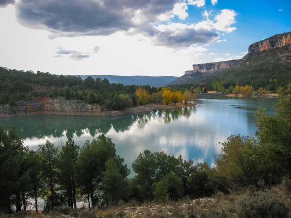 Vista al lago con árboles de colores otoñales y reflejos — Foto de Stock