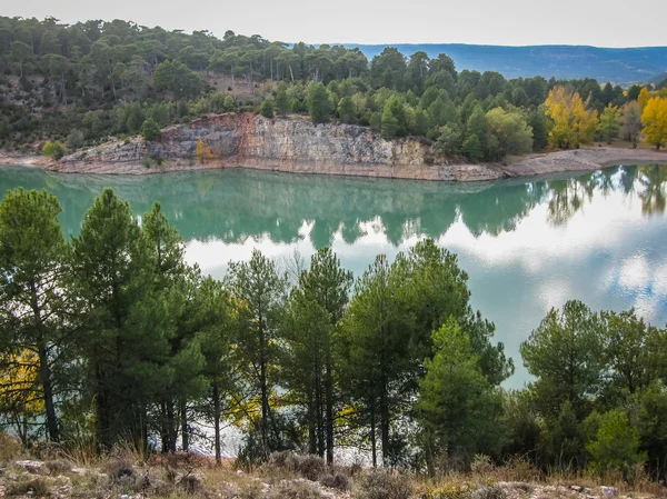 View to the lake with autumn colored trees and reflections — Stock Photo, Image