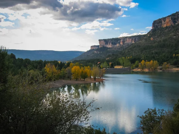 Vista al lago con árboles de colores otoñales y reflejos — Foto de Stock