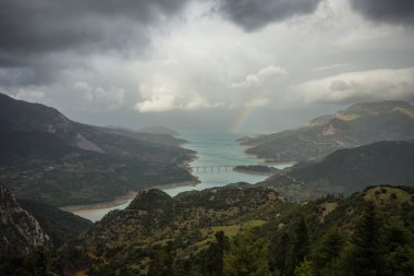 Dağın doğal görünümünden göl ve gökkuşağı