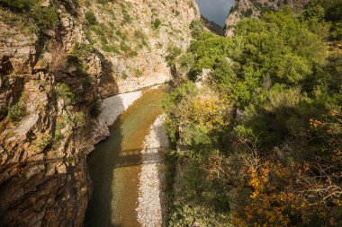 Bir nehir ile doğal dağ sonbahar manzarası