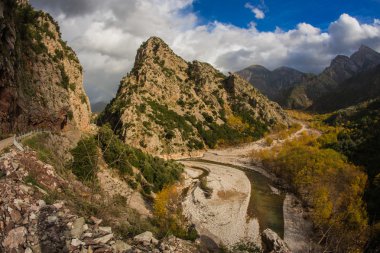 Bir nehir ile doğal dağ sonbahar manzarası