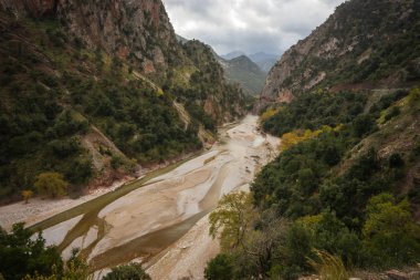 Bir nehir ile doğal dağ sonbahar manzarası