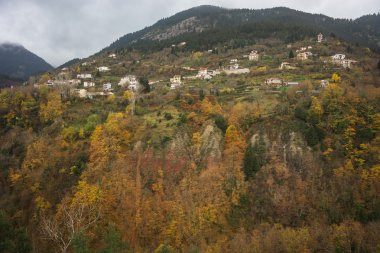 Doğal dağ sonbahar manzarası ve köy Prusos