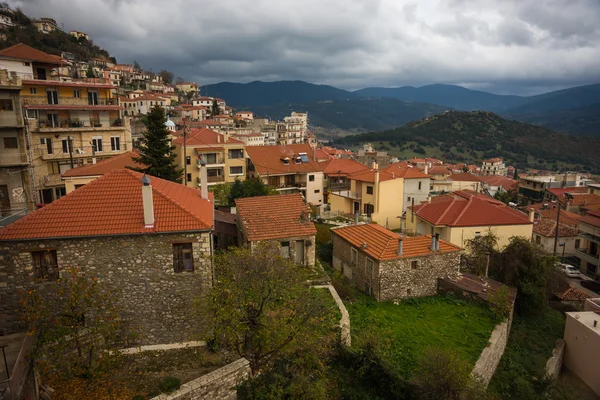 Vistas de la ciudad en el pueblo de montaña de Karpenisi, Evritania, Grecia — Foto de Stock