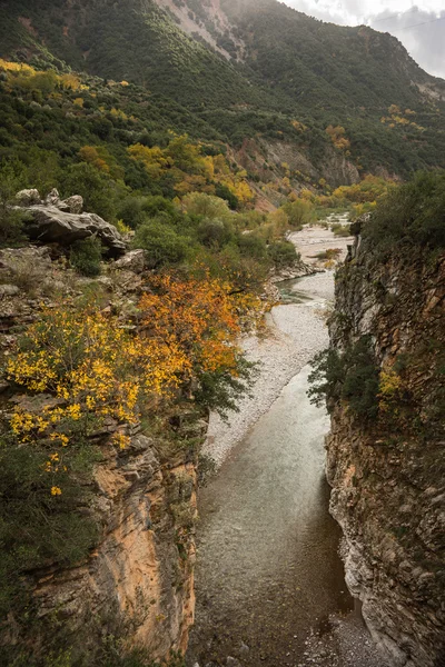 Bir nehir ile doğal dağ sonbahar manzarası — Stok fotoğraf