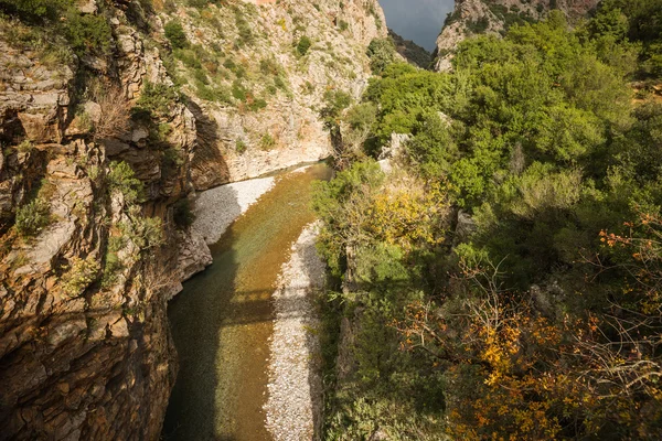 Paisagem de outono montesa cênica com um rio — Fotografia de Stock