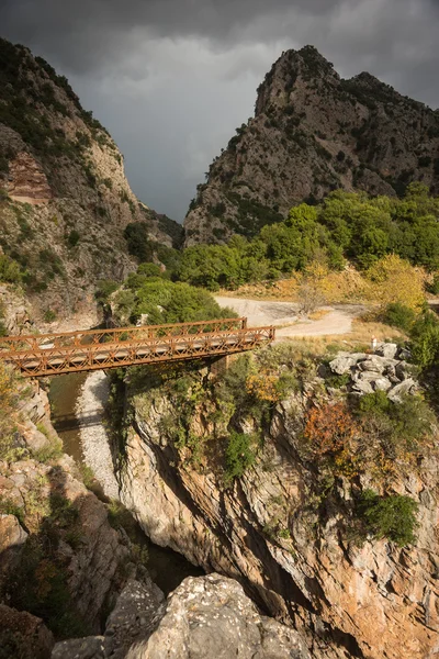 Malebné horské podzimní krajina s řekou a most — Stock fotografie